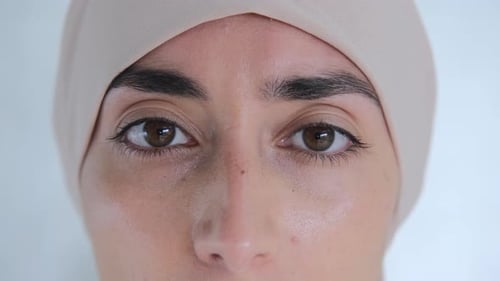 Nahaufnahme der Augen einer schönen muslimischen Frau, die aufmerksam in die Tiefen Ihrer Seele blicken