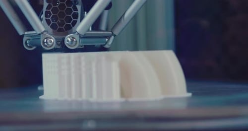 Primer plano de una impresora 3D que crea partes de diseño industrial. Concepto de: robótica, ingeniería