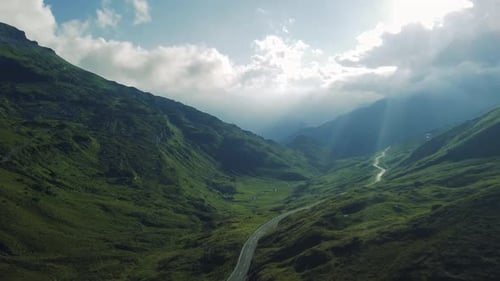 Vista de drone da estrada entre o prado montanhoso