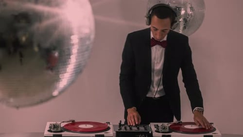A Cool Man Djing