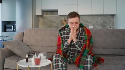 Kranker Mann mit Grippesymptomen bleibt zu Hause
