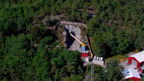 Vista aérea de una obra en construcción en los bosques de Estocolmo donde los trabajadores están montando un gran