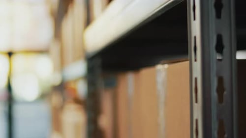 Boîtes et emballages en carton contenant des marchandises en dépôt