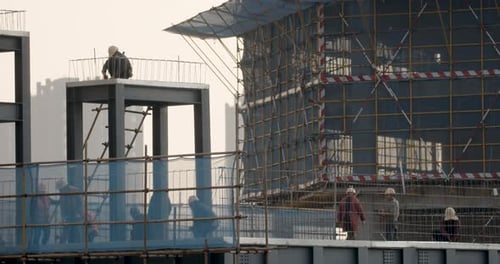 Chinesischer Arbeiter schnürt Bewehrungsstahl breit