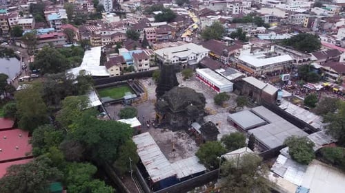 Vue aérienne du temple sacré Trimbakeshwar Jyotirling dédié au Seigneur Shiva avec des pèlerins et un devo