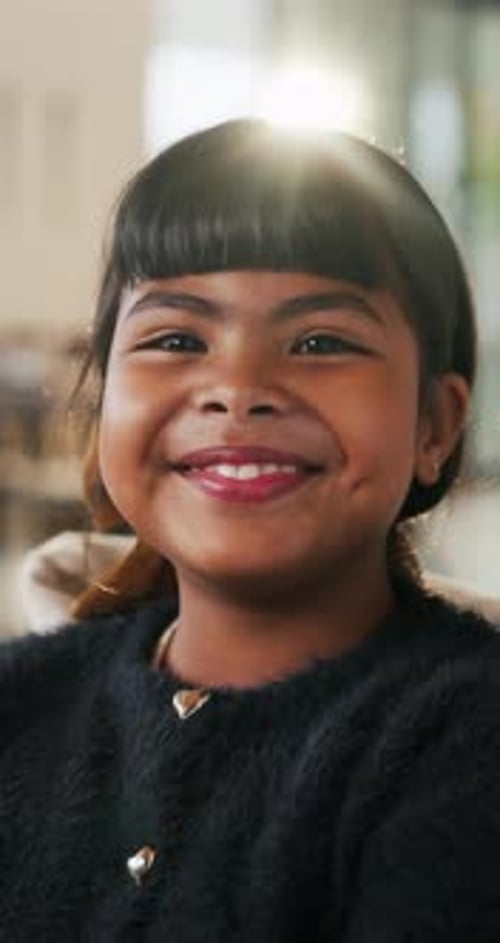 Souriez, détendez-vous et reprenez le visage d'un enfant à la maison pour la jeunesse, le bien-être et une pause d'un week-end au salon