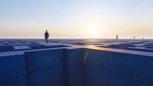 Rückansicht von Menschen, die auf einem Labyrinth laufen