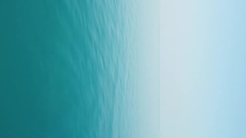 Abstrakte Luft, Meer, Sommer, Ozean, Sonnenuntergang, Naturhintergrund, Kleine Wellen auf der Wasseroberfläche in Bewegung