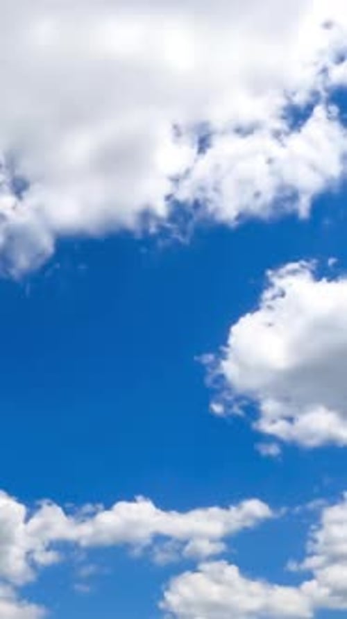 Construire des nuages de coton dans le ciel lumineux de l'été. Petits nuages s'accumulant dans un vaste paysage nuageux
.