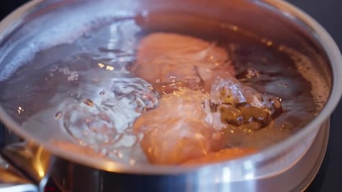 Nahaufnahme von kochenden Eiern in sprudelndem Wasser mit Dampf- und Bewegungsdetails