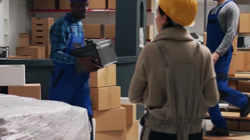 Afroamerikanischer Supervisor schaut sich Waren in Paketen an
