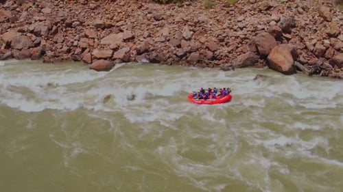 Aufregendes Rafting auf dem Fluss Ganga bei Rishikesh