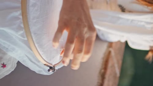 Nadelstickerei für Damen, vertikale Nahaufnahme, Dame, Kreuzstiche