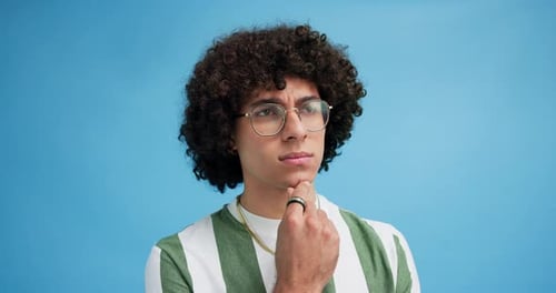 Pensamiento, preguntas y dudas con un hombre en el estudio para obtener ideas, recuerdos y por qué