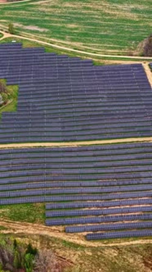 Rede solar simétrica que se estende por colinas onduladas na primavera