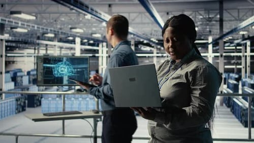 Администратор центра обработки данных контролирует процесс глубокого обучения с помощью ноутбука