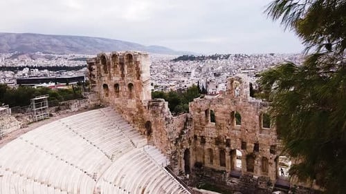 Odéon d'Hérode Atticus situé au pied de l'Acropole en haut de l'image animée de la ligne d'horizon d'Athènes