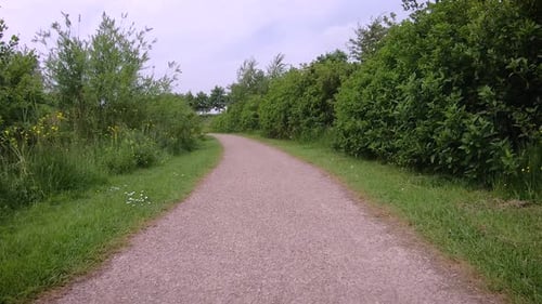 Passage entlang des Weges im Park zwischen den Büschen. Hyperlaps.