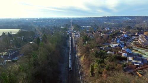 Pendlerzug fährt am Abend über ein wunderschönes Viadukt