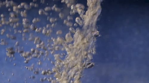Burbuja de agua sobre azul brillante