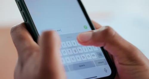 Handybildschirm, SMS und Hände einer Person mit Vernetzung, Kommunikation