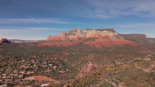 Erleben Sie den Zauber der Dämmerung in Sedona. Diese Luftaufnahme fängt den ruhigen Moment
ein, in dem