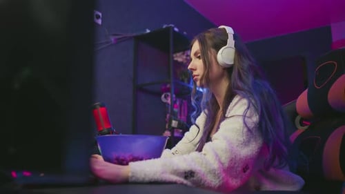 Mecanógrafa especializada come palomitas y sigue trabajando en el teclado en Tech Studio