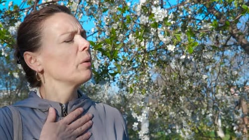 Toux dans la rue à cause d'une allergie au pollen