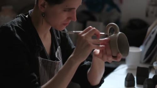 Un jeune potier travaille dans un atelier,