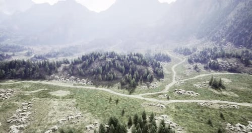Paisagem montanhosa cênica com caminhos sinuosos e florestas densas à luz do dia