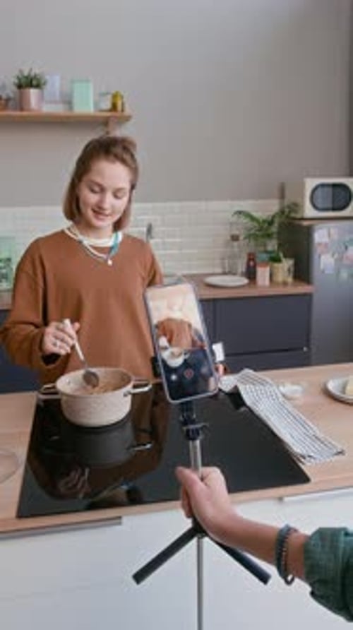 Blog de Vídeo de una Adolescente Cocinando y Grabando en la Cocina