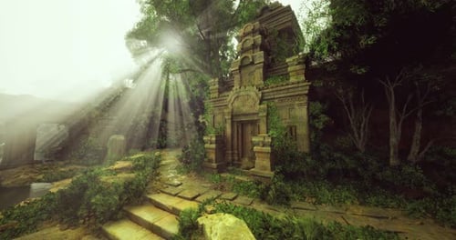 Ancien temple recouvert d'une végétation luxuriante et illuminé par la lumière du soleil