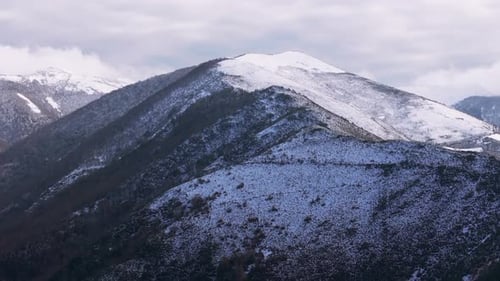 Montagnes enneigées d'Ancares dans la province de Lugo, Galice, Espagne. Prise de vue aérienne par Drone