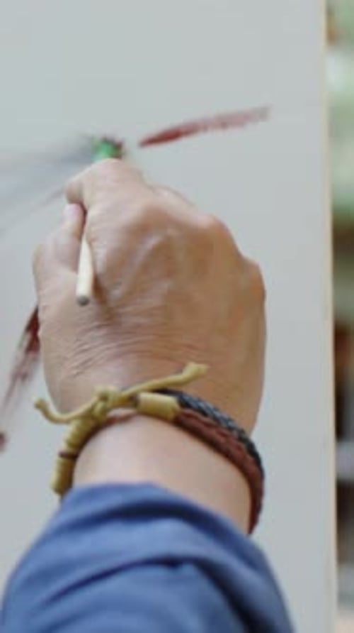 Vertikales Video: Tauchpinsel, blaue Manschette, Skizze, braune Linien, grüner Baum auf Leinwand, Kopierraum