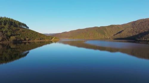 Río tranquilo y montañas circundantes