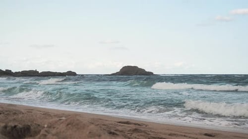 Wunderschöne Meereslandschaft. Mächtige Klippen am Meer, Felsen an der Küste im Vordergrund.