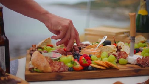 Homme caucasien cueillant à la main des olives dans un magnifique restaurant animé en plein air pendant la journée