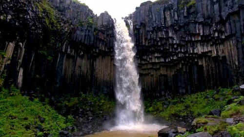 Der Hengifoss-Wasserfall, der sechseckige Basaltsäulen in Islands bezaubernder Natur herunterstürzt