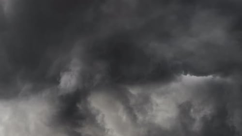 dunkelgraue Wolken und schlagende Blitze