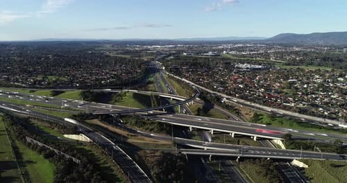 Hyperlapse eines großen Autobahnkreuzes, das die große Kapazität und Bewegung aus der Luft zeigt