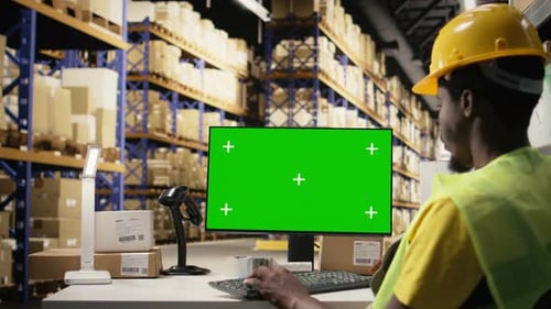 Hombre que supervisa la actividad y los protocolos de distribución con una maqueta en la PC