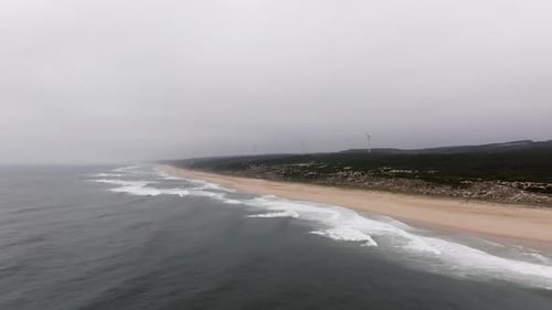 Una serena vista costera bajo un cielo nublado y dramático que invita a la exploración y la relajación