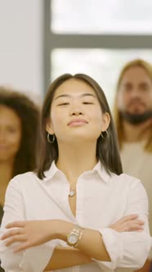 Mujer china liderando un equipo de trabajo en la oficina