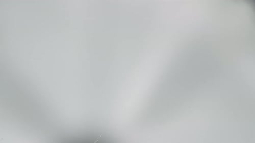 Wasser, das zymatische Muster und Wellen bildet. Flüssigkeitsoberfläche unter dem Einfluss der Schallfrequenz. Physi