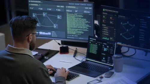 Cybersicherheitsingenieur entwickelt auf Computern im Netzwerkbüro