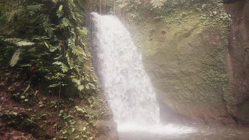 Erstaunlich riesiger mächtiger Bergwasserfall im Regenwald auf einer tropischen Insel Wasser, das in kleinen Mengen fällt