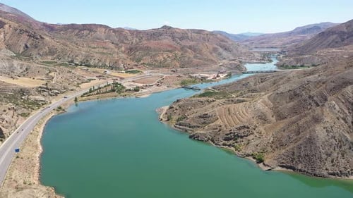 Vue aérienne des montagnes et de l'autoroute du lac Dam