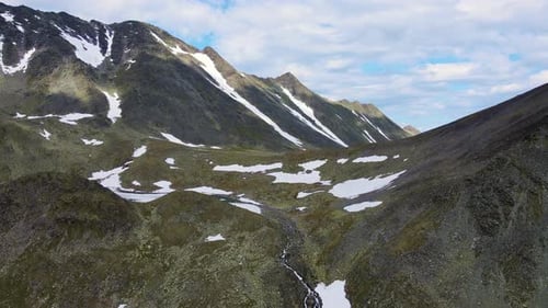 Aéreo Las laderas del monte Telposiz, el pico principal de los Urales del Norte