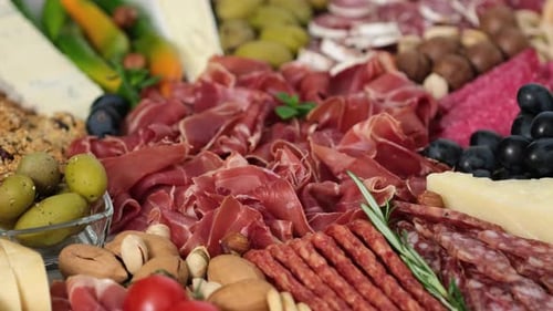 Rotation des assiettes à viande Ralenti. Antipasto. Nourriture savoureuse