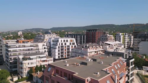 Drohnenflug über ein sich entwickelndes Stadtviertel mit modernen Wohngebäuden und Baustellen